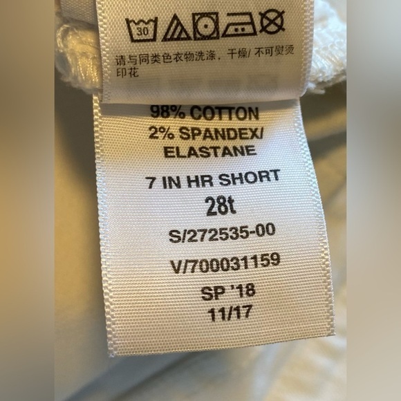 GAP - Super cute and comfy raw edge white denim 5 pocket shorts. Size 28T. - Picture 8 of 10